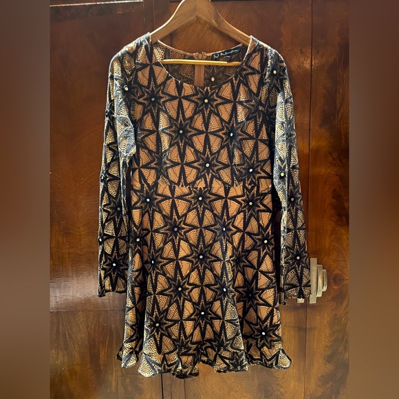 Short dress with sequin. Flare skirt - Picture 1 of 2